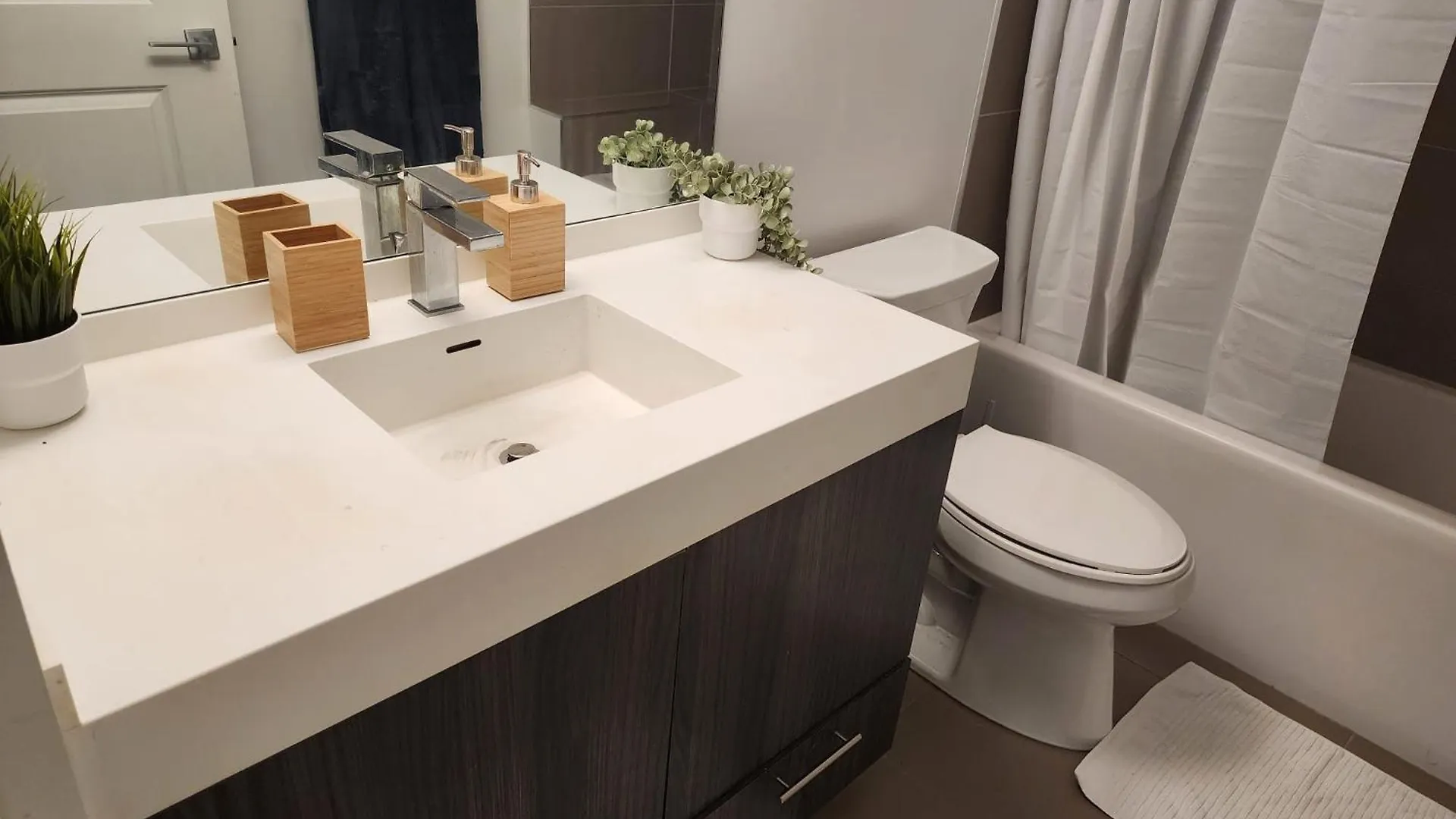 Stylish Stay Toronto Oasis - Reg # Str-2309-Hmvrvx Exp Feb 21, 2026