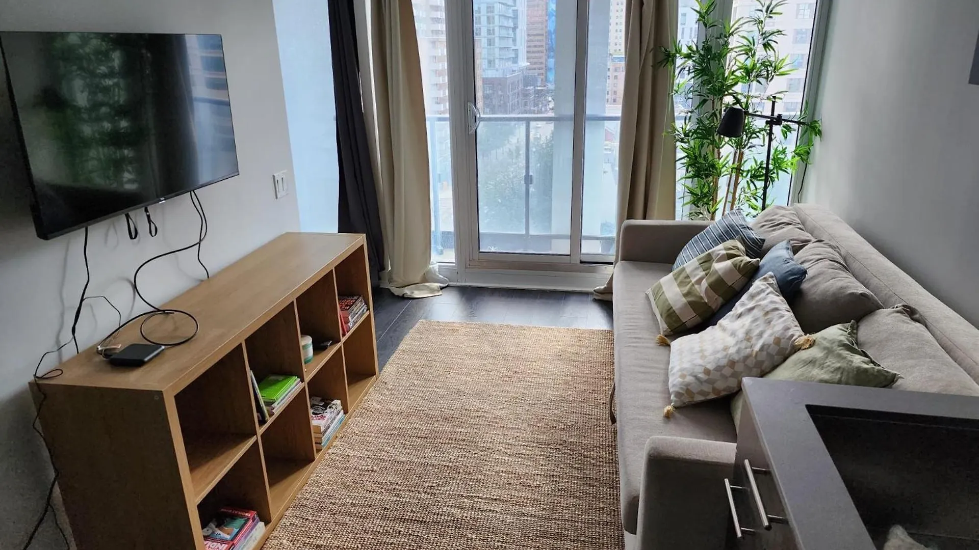 Stylish Stay Toronto Oasis - Reg # Str-2309-Hmvrvx Exp Feb 21, 2026 0*,  Canada